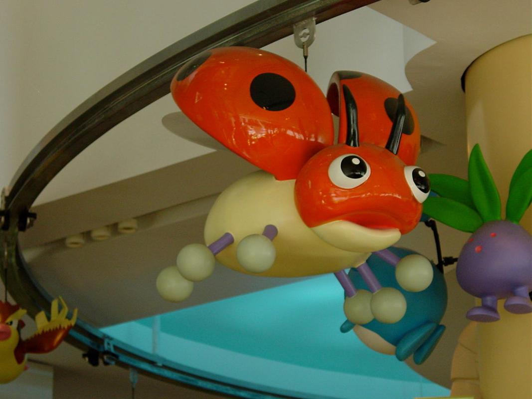 A Ledyba animatronic attached to a conveyor belt on the lower floor. In the photo, we can also see a Pidgey animatronic and statues of Marill and Oddish attached to a pillar